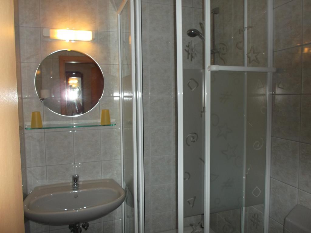 Broderstorf Gasthof Lindenkrug מראה חיצוני תמונה