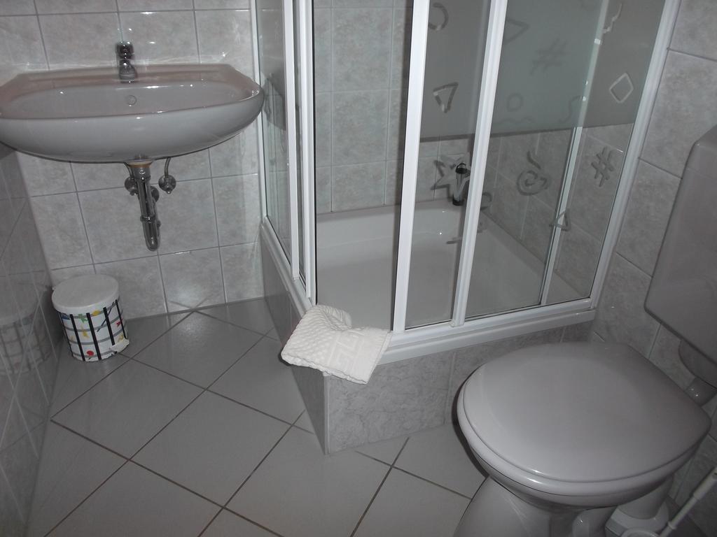 Broderstorf Gasthof Lindenkrug מראה חיצוני תמונה